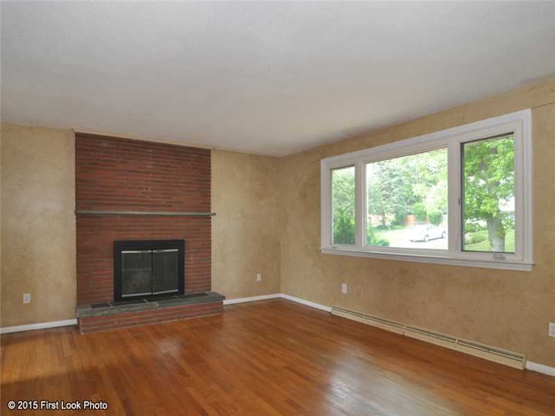 23 Seneca Road Portsmouth, RI 02871 - Photo 5 of 25 Living Room.