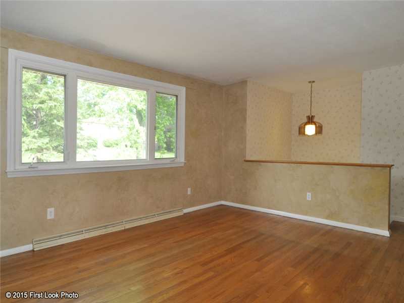 23 Seneca Road Portsmouth, RI 02871 - Photo 6 of 25 Living Room.