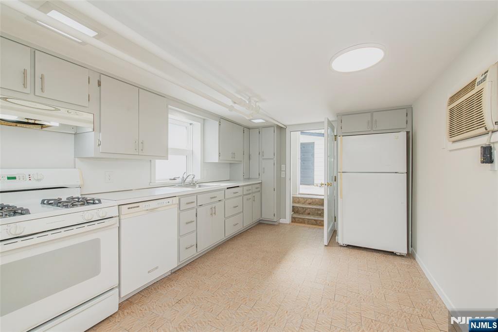 271 Travers Place Lyndhurst, NJ 07071 - Photo 14 of 21