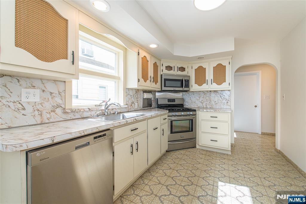 271 Travers Place Lyndhurst, NJ 07071 - Photo 5 of 21