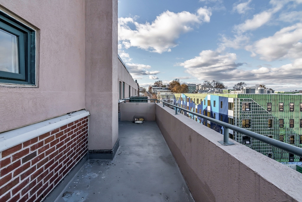 165 Cottage Street, Unit 711 Chelsea, MA 02150 - Photo 32 of 39 a balcony with city view