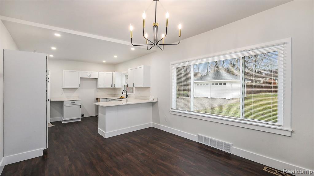 369 West Iroquois Road Pontiac, MI 48341 - Photo 10 of 23 Gallery Image 10