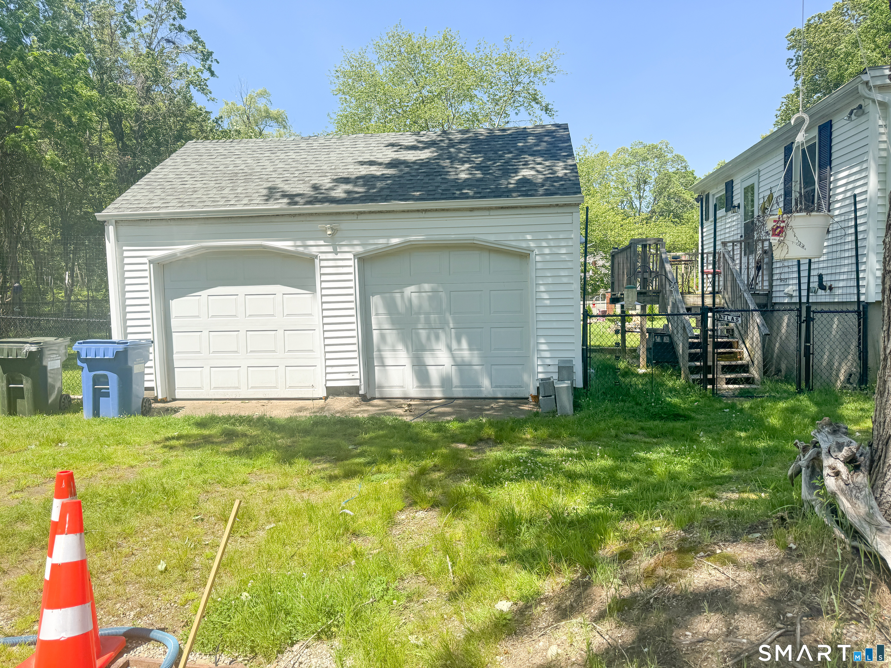 36 Jennings Street Norwich, CT 06360 - Photo 28 of 33 a backyard of a house with table and chairs