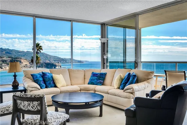 a view of a window in the living room