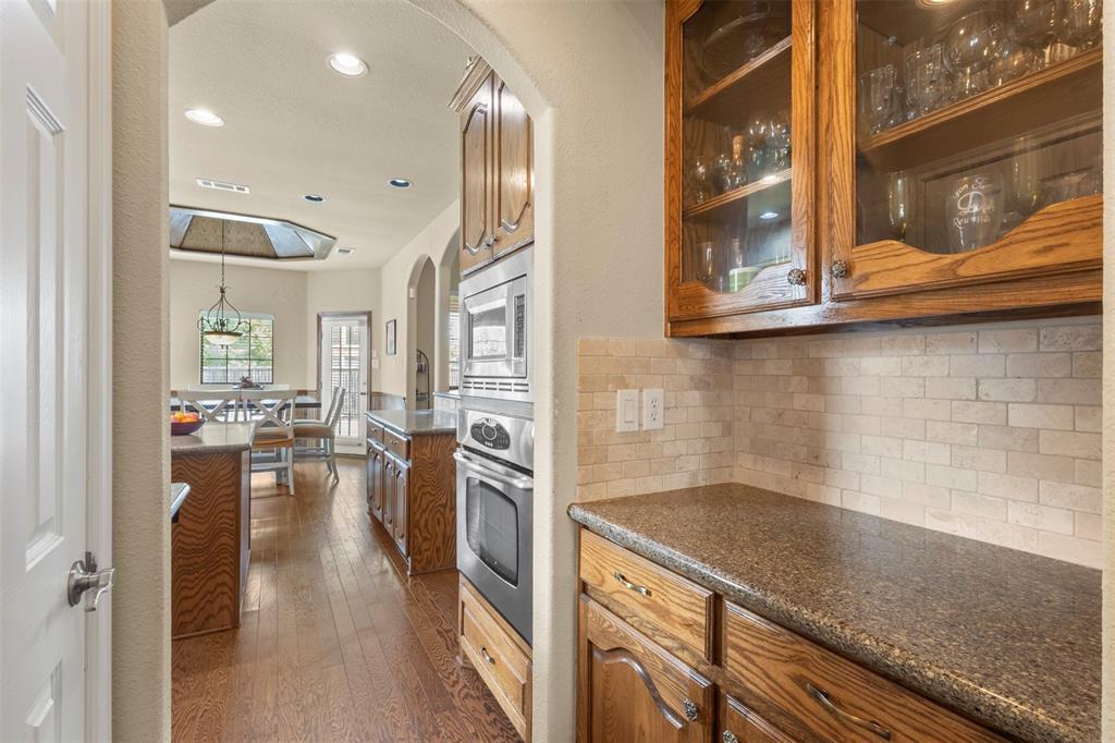 7256 Rueda Grand Prairie, TX 75054 - Photo 11 of 40 Butler's Pantry