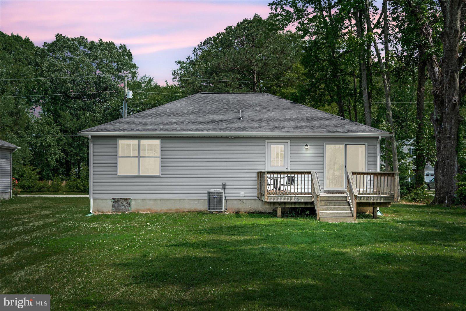 129 Brooks Drive Colonial Beach, VA 22443 - Photo 29 of 40 a front view of house with backyard and green space