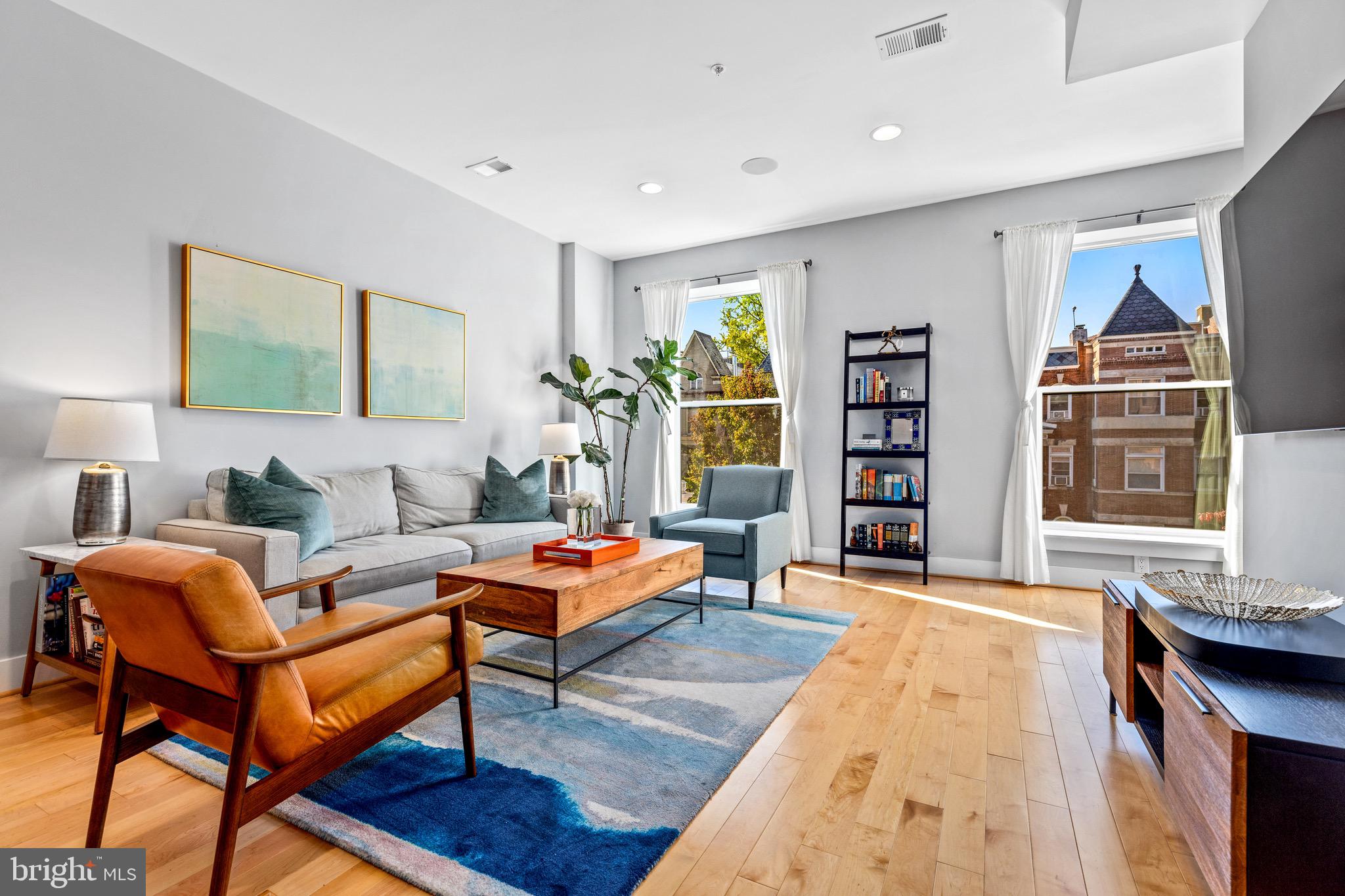 2435 Ontario Road Northwest, Unit 3 Washington, DC 20009 - Photo 2 of 20 Living Room