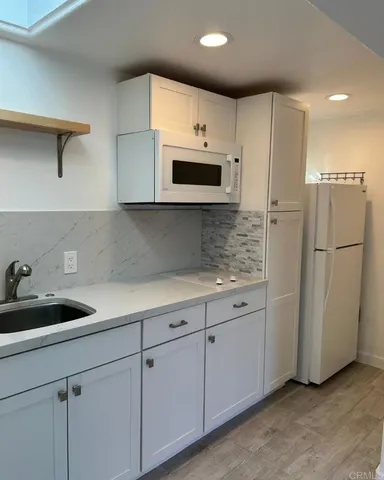 $3,500 | 142 East Glaucus Street, Encinitas, CA 92024