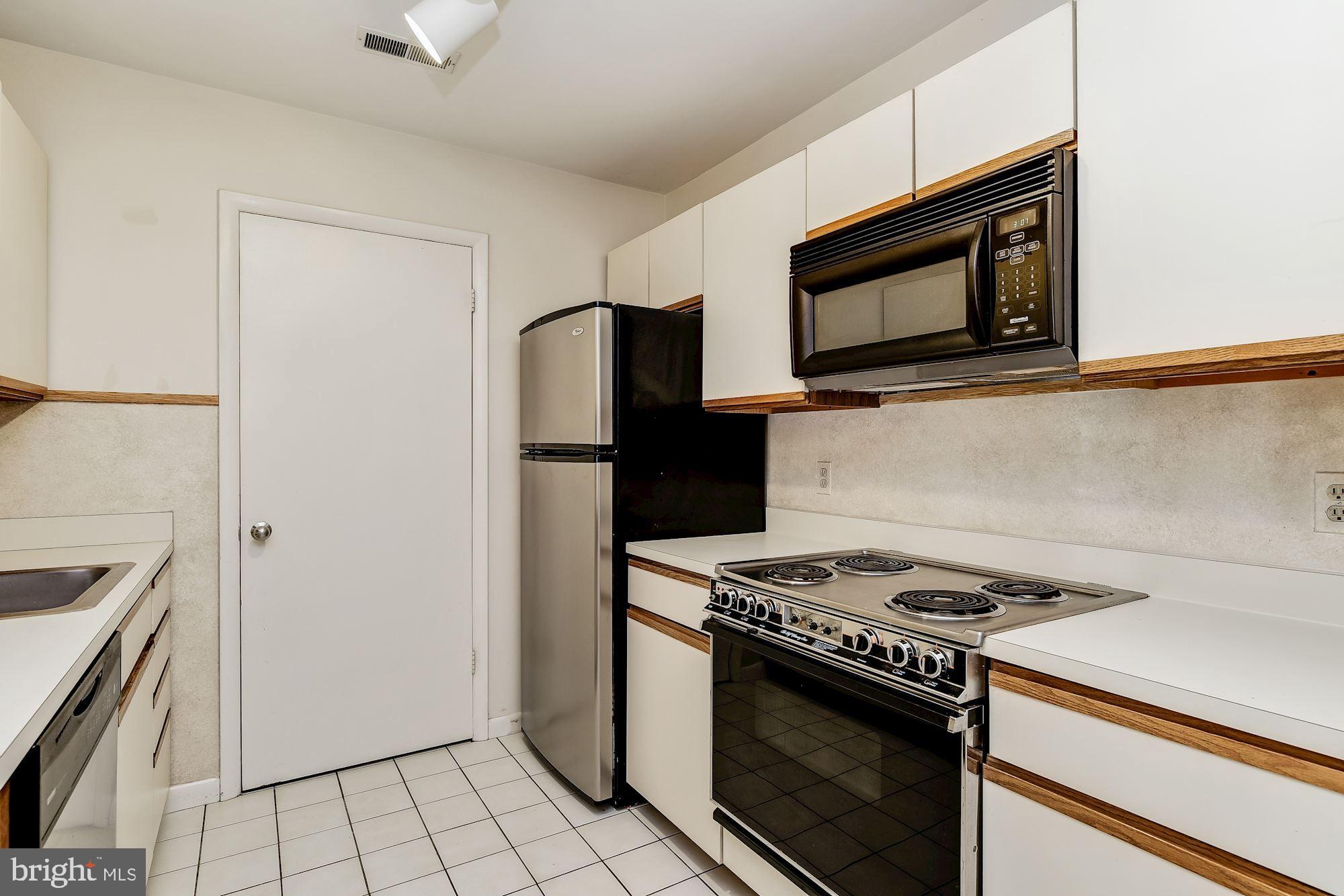 5570 Vantage Point Road, Unit 1 Columbia, MD 21044 - Photo 7 of 17 Kitchen