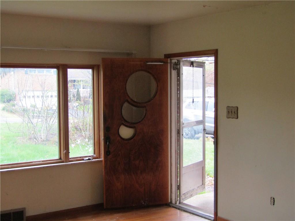 2735 Ridge Rd Extension Baden, PA 15005 - Photo 3 of 10