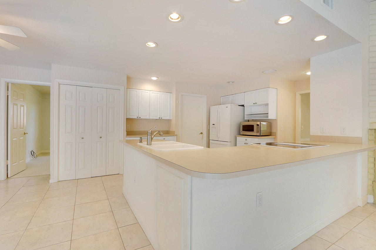 37 Hickory Hill Road Tequesta, FL 33469 - Photo 5 of 21 Kitchen