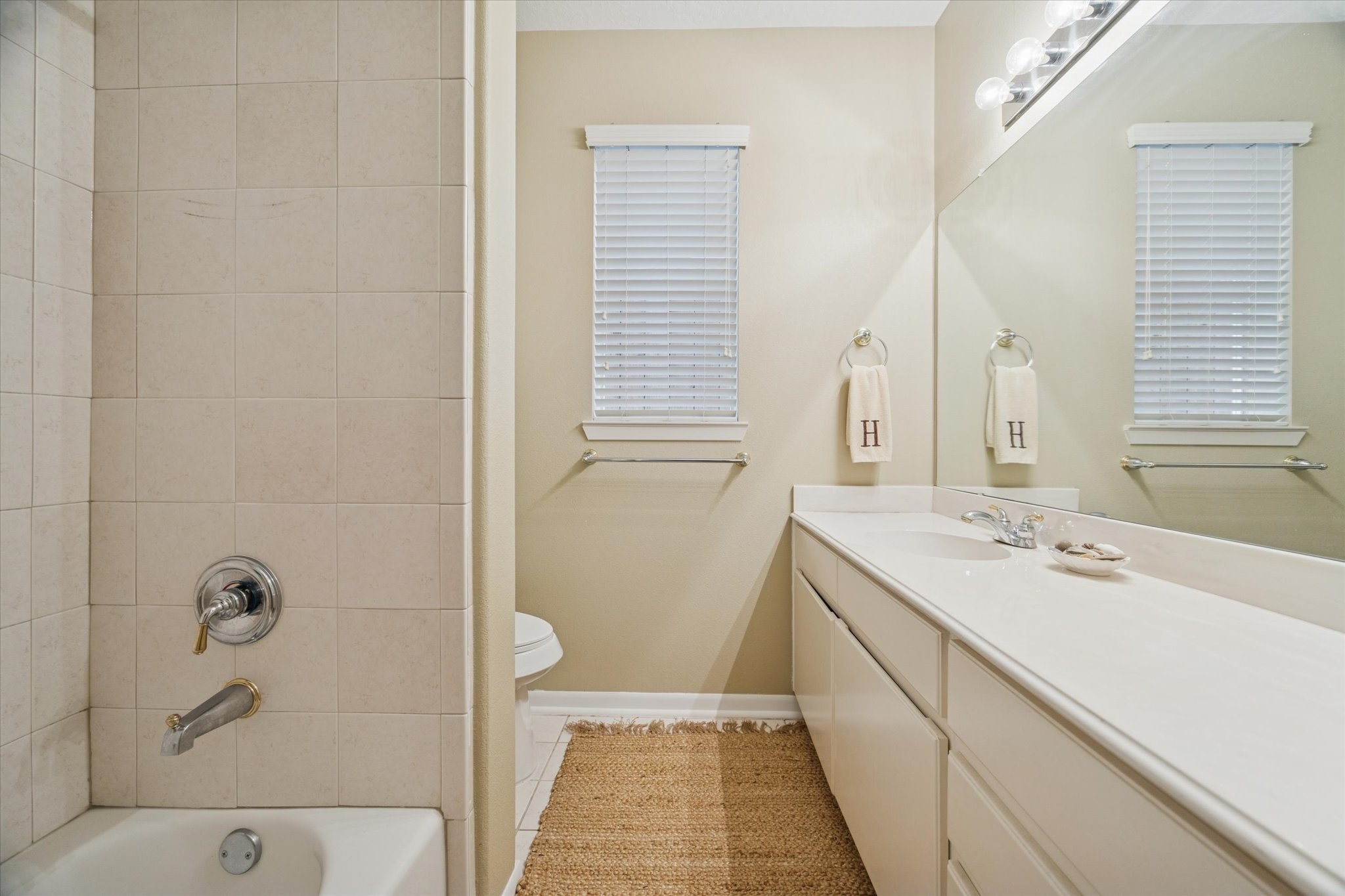 210 Malone Street Houston, TX 77007 - Photo 8 of 35 a bathroom with a sink and mirror with bathtub