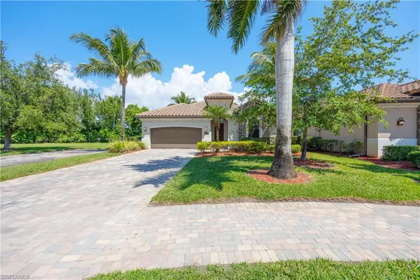 a view of a house with backyard and garden