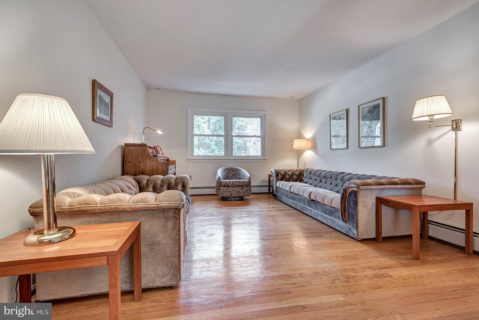 18709 Wasche Road Dickerson, MD 20842 - Photo 7 of 30 Living Room