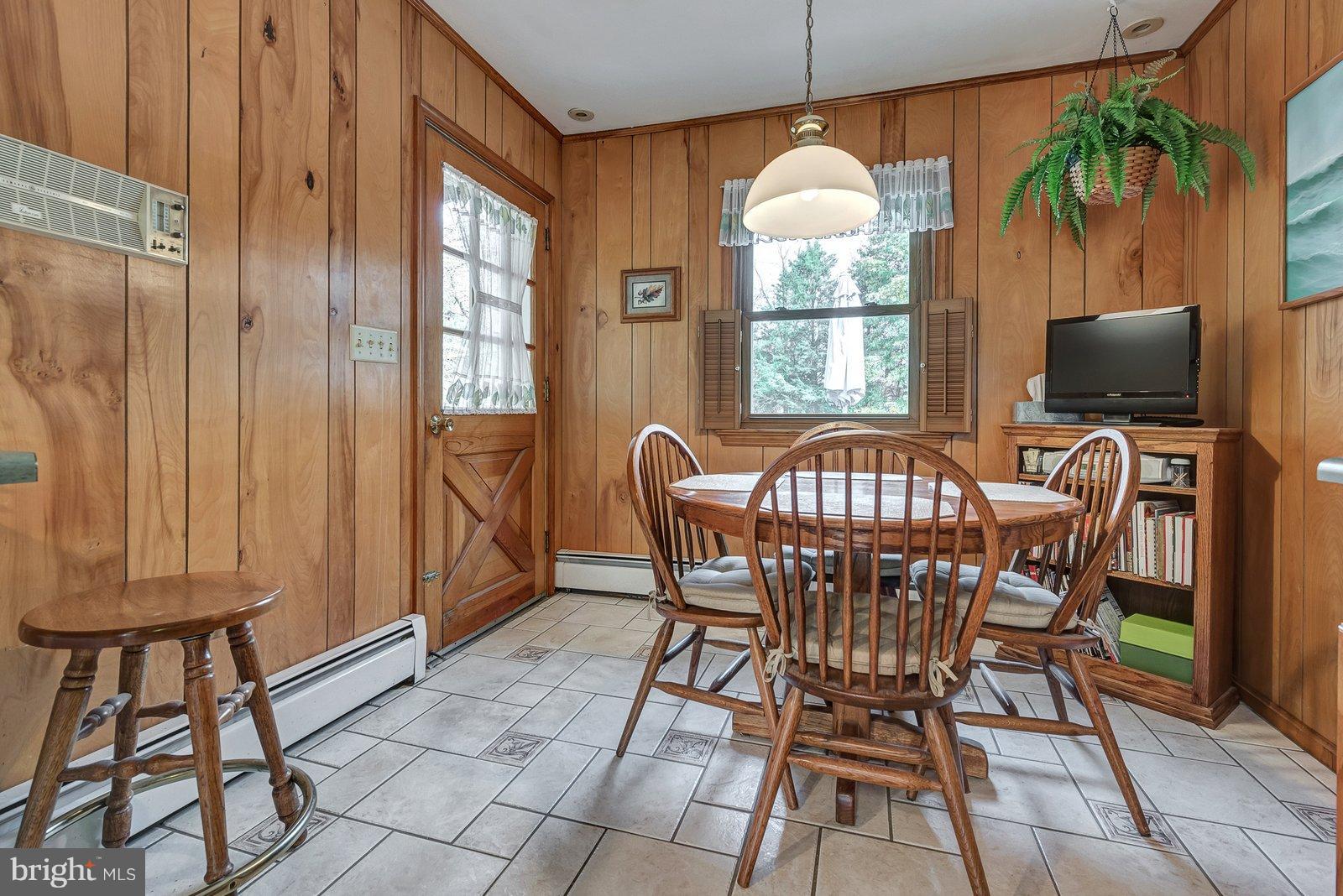 18709 Wasche Road Dickerson, MD 20842 - Photo 10 of 30 ..plus room for a table and a walk-out to the deck