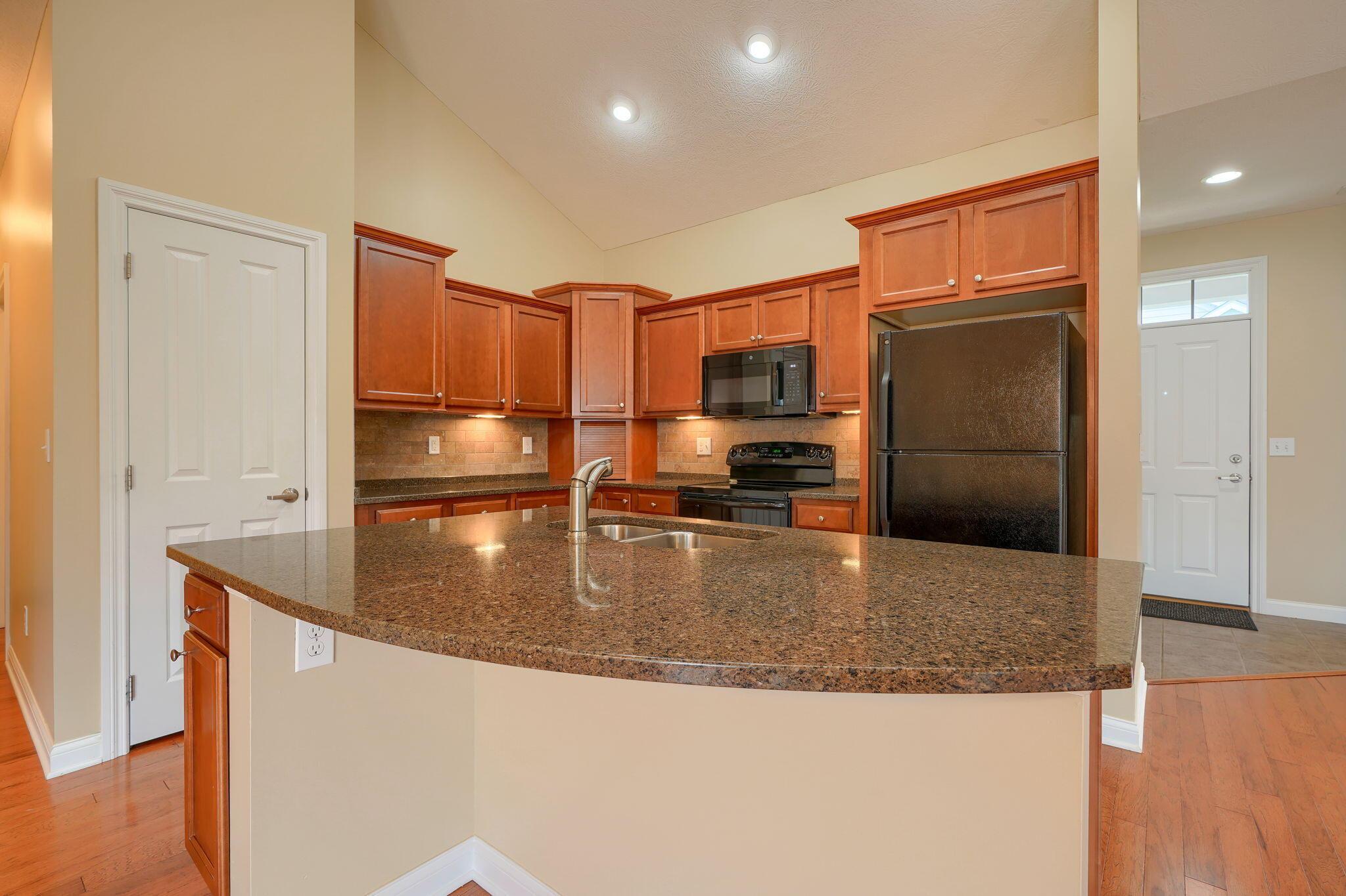 6911 Rothwell Street, Unit 5 New Albany, OH 43054 - Photo 13 of 44 Kitchen with pantry