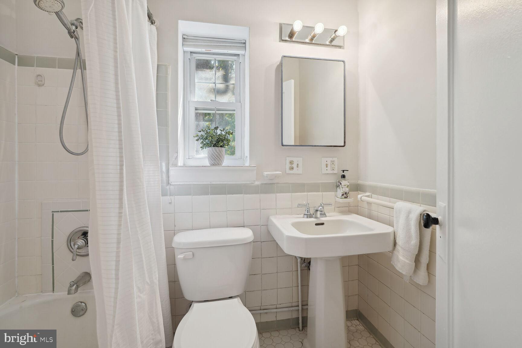 1705 Preston Road Alexandria, VA 22302 - Photo 17 of 24 Upper level bathroom with tub/shower