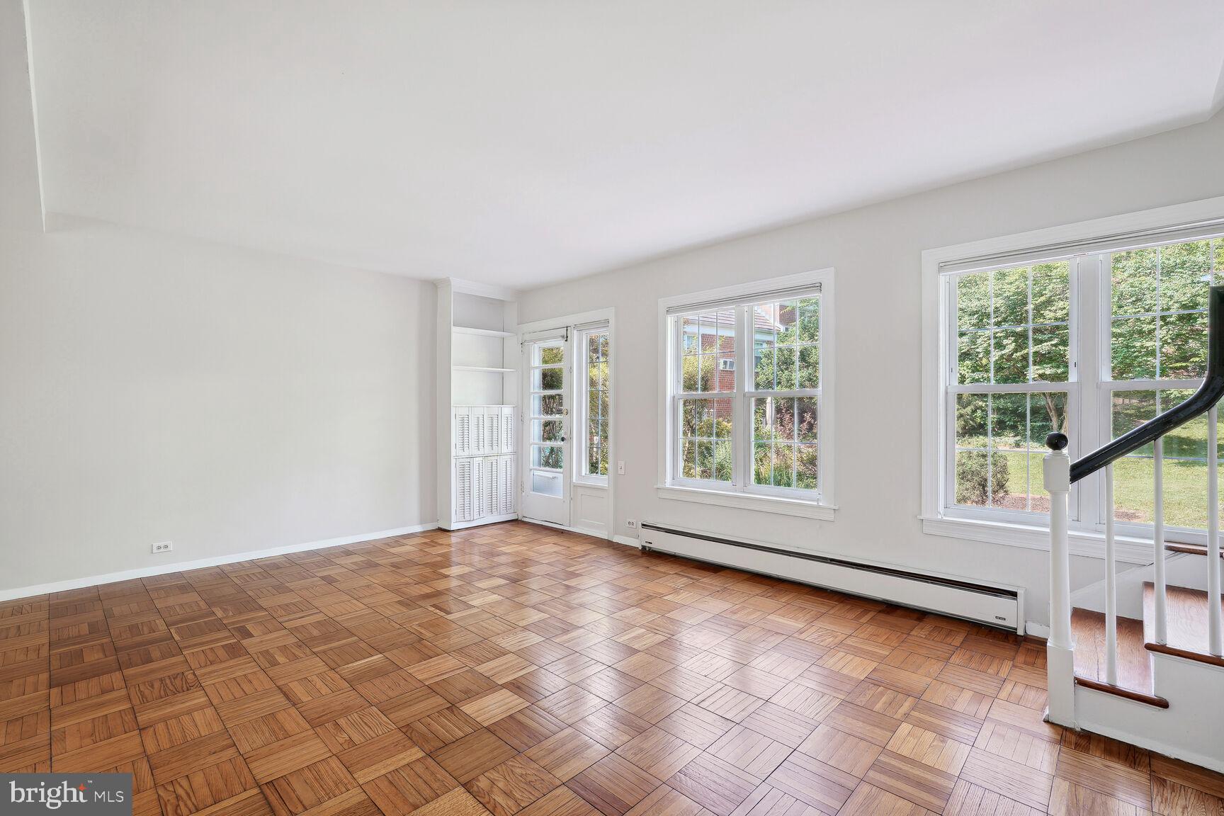 1705 Preston Road Alexandria, VA 22302 - Photo 3 of 24 LivingRoom vacant prior to tenants. Unit occupied.