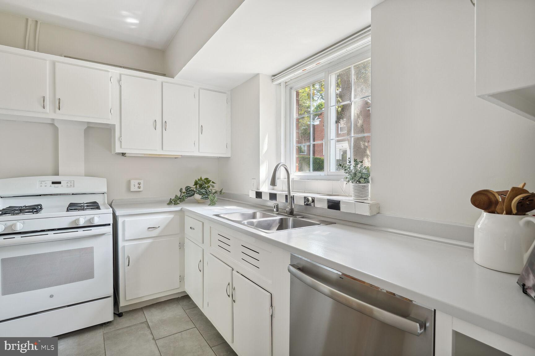 1705 Preston Road Alexandria, VA 22302 - Photo 9 of 24 Bright Kitchen
