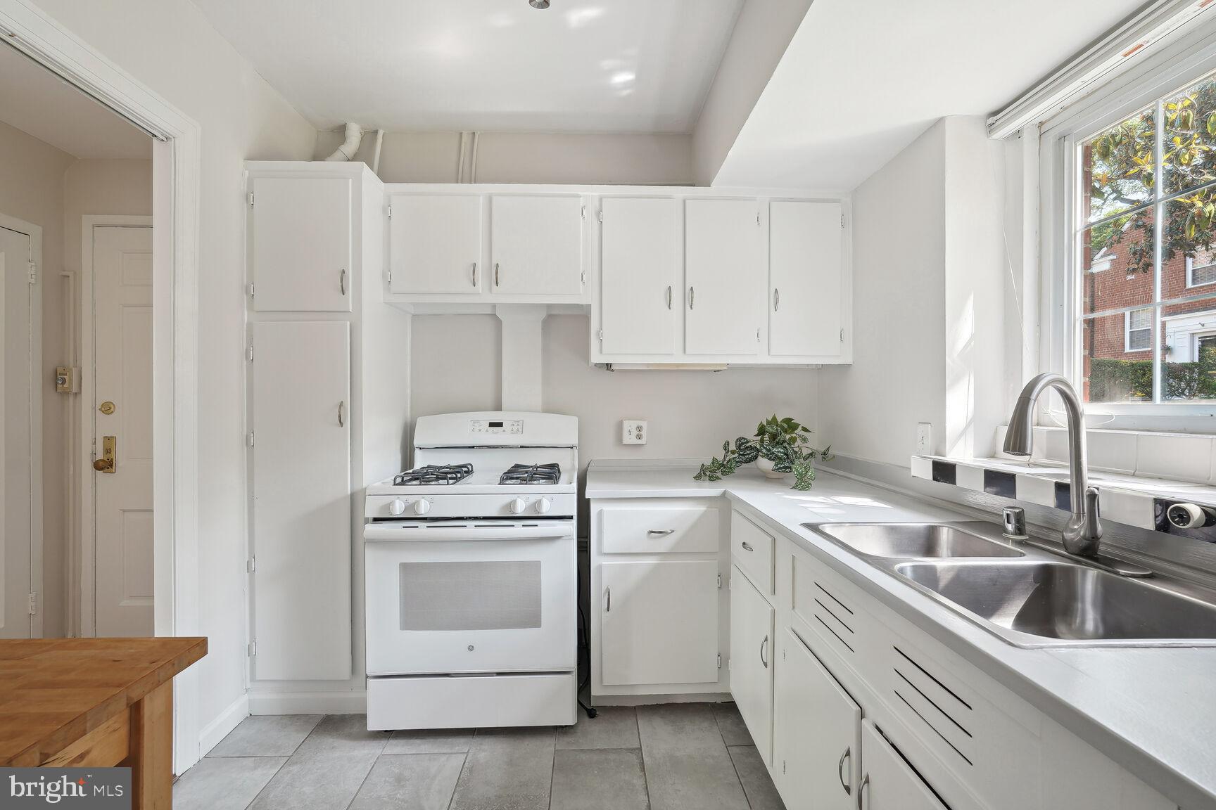 1705 Preston Road Alexandria, VA 22302 - Photo 10 of 24 Gas oven