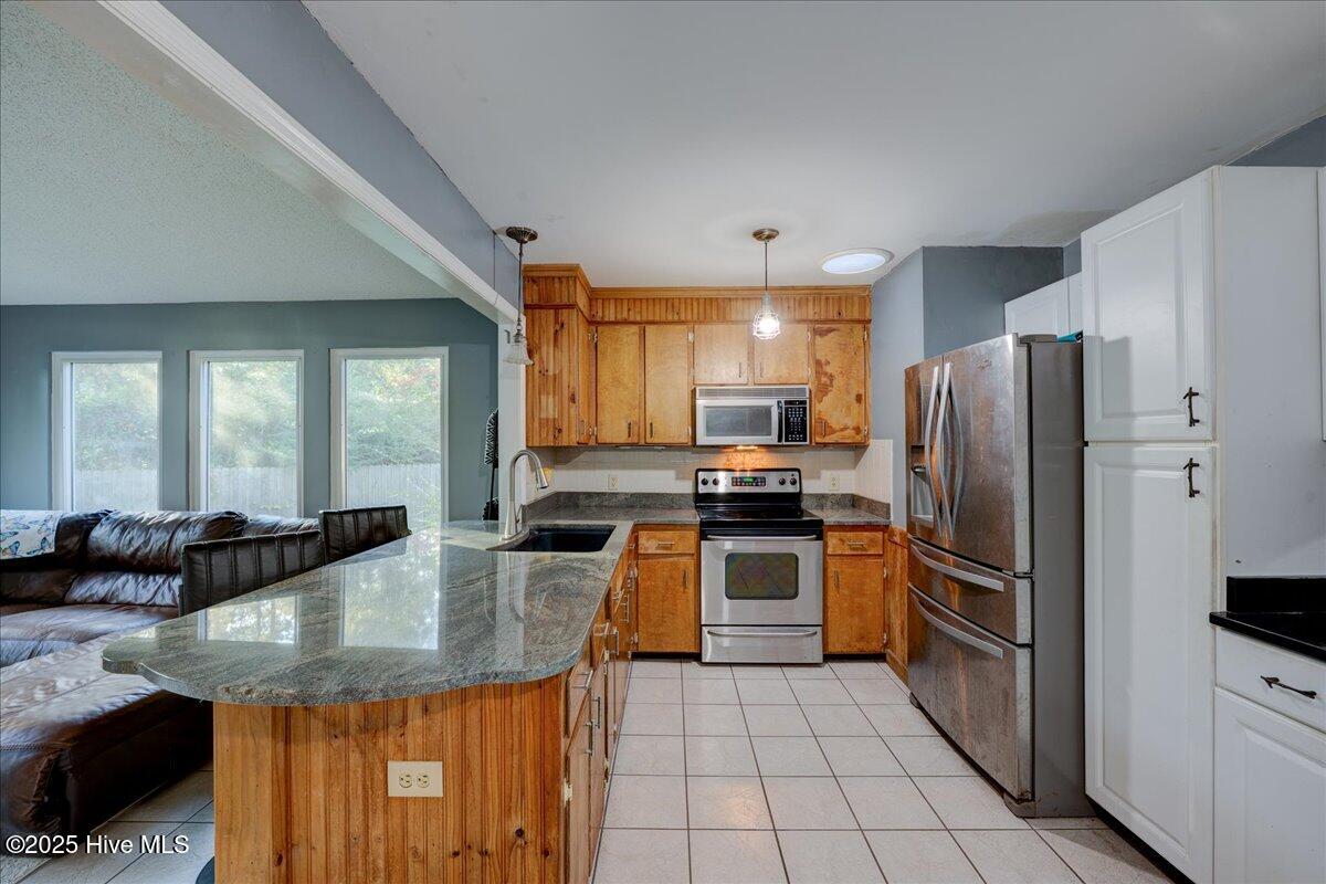 707 Clermont Road New Bern, NC 28560 - Photo 14 of 34 Kitchen with stainless appliances, granite counters and bar area
