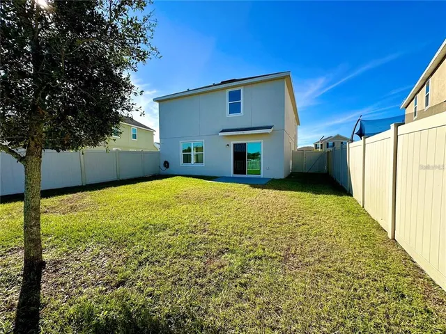 a view of an house with backyard and garden