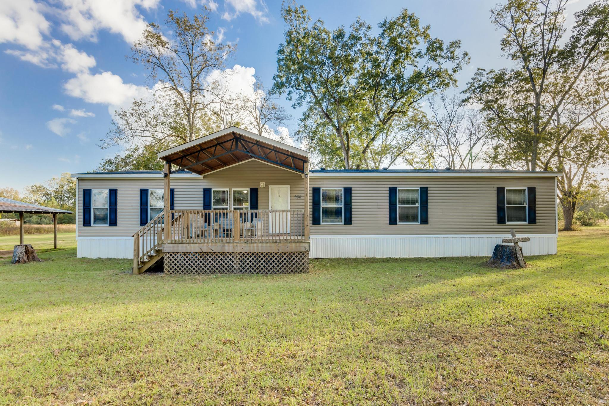 960 State Line Road DeFuniak Springs, FL 32433 - Photo 3 of 51 a front view of a house with garden