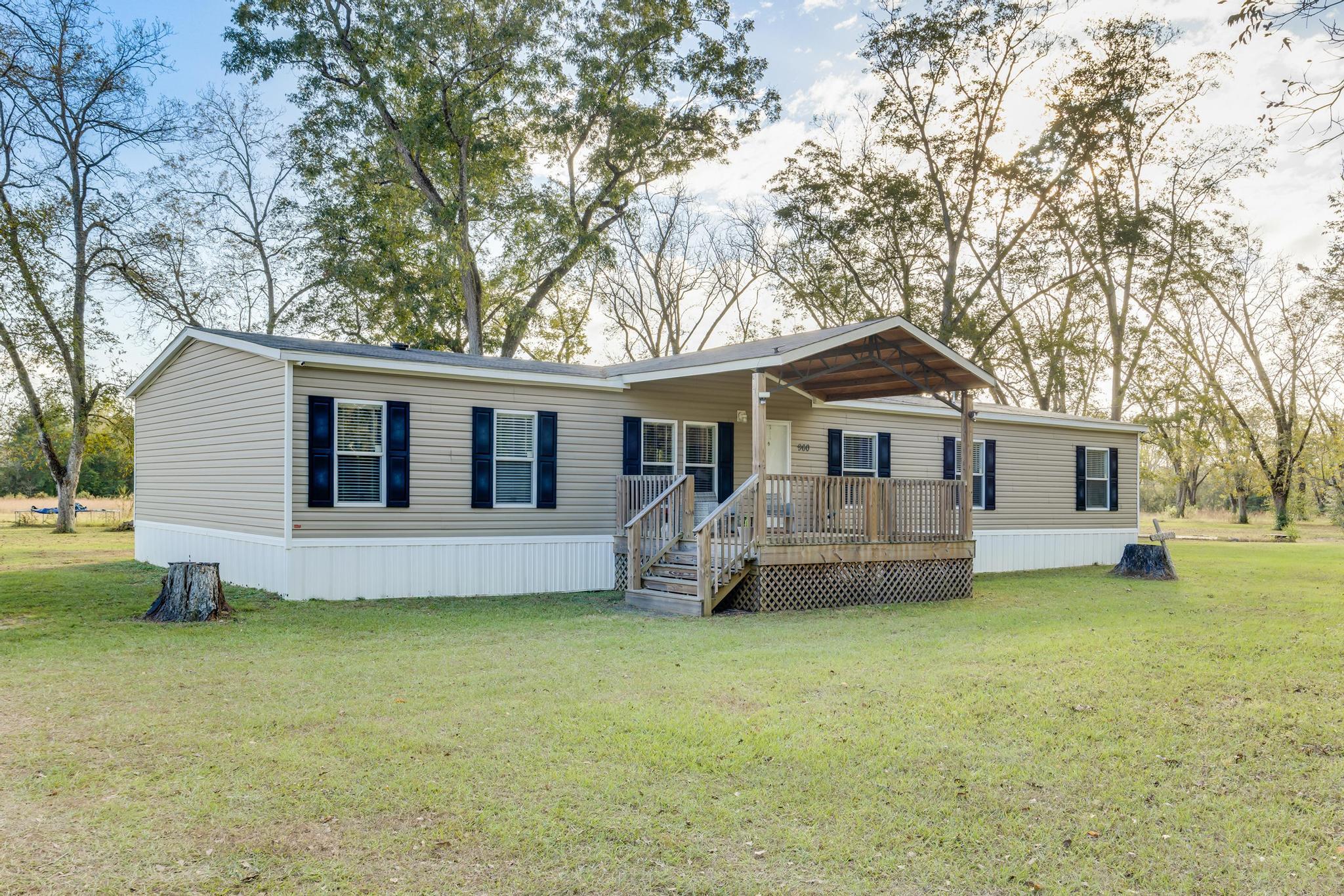 960 State Line Road DeFuniak Springs, FL 32433 - Photo 4 of 51 a front view of a house with garden
