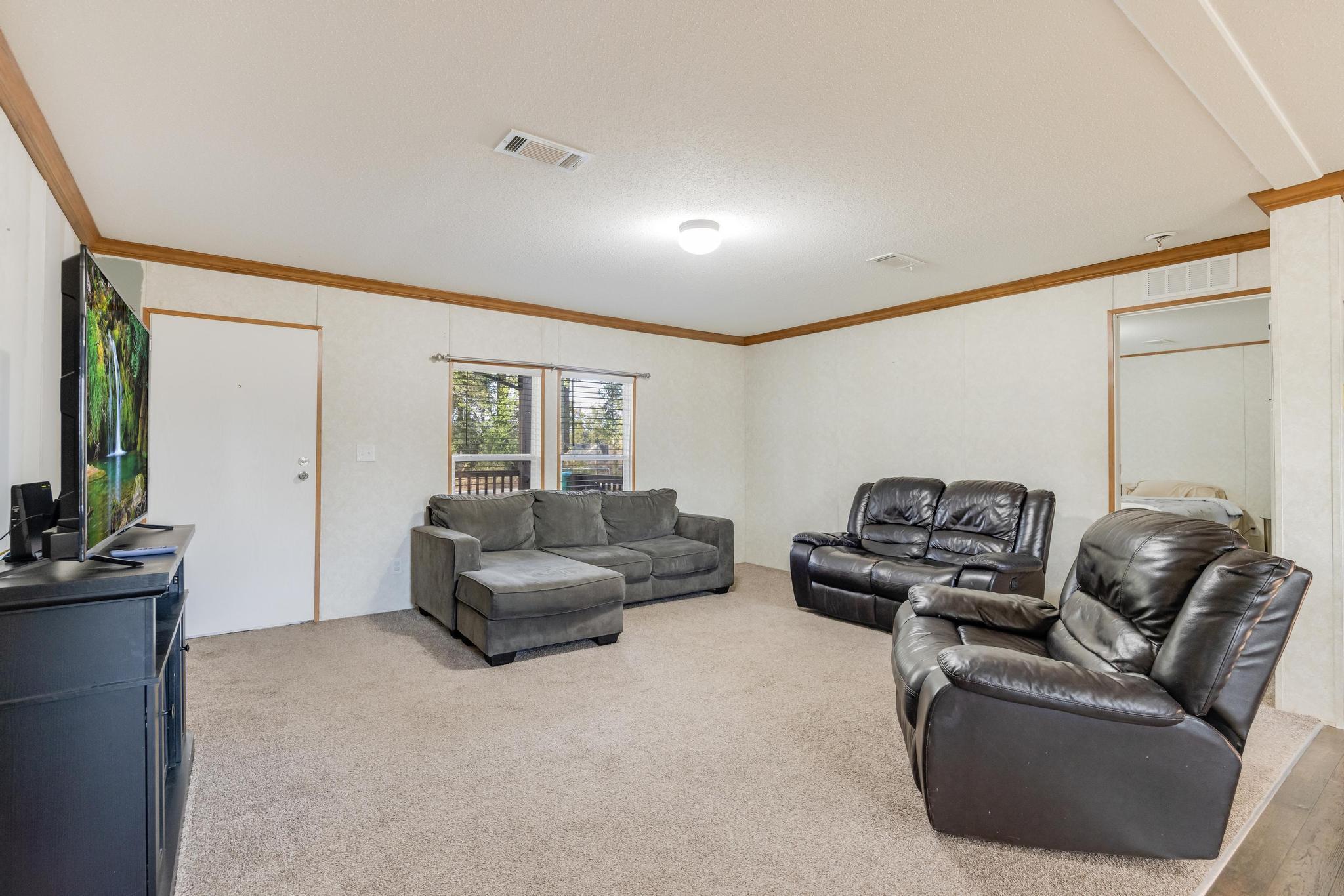 960 State Line Road DeFuniak Springs, FL 32433 - Photo 6 of 51 a living room with furniture