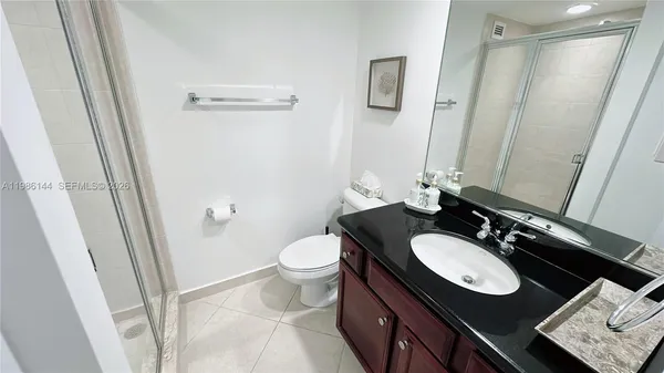 $3,200 | 5600 Collins Avenue, Unit 17V, Miami Beach, FL 33140