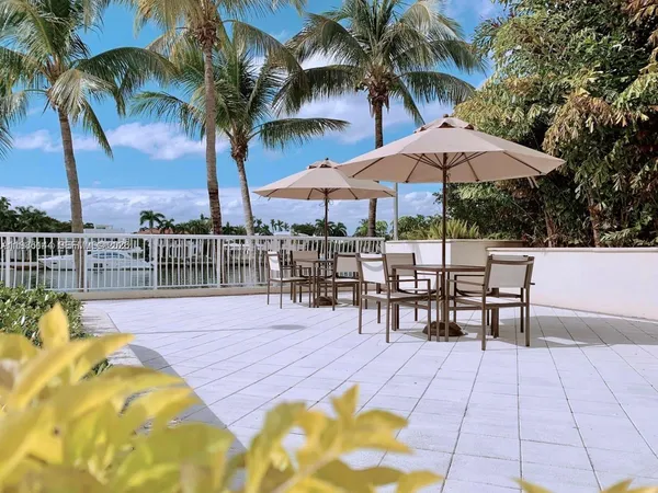 $3,200 | 5600 Collins Avenue, Unit 17V, Miami Beach, FL 33140