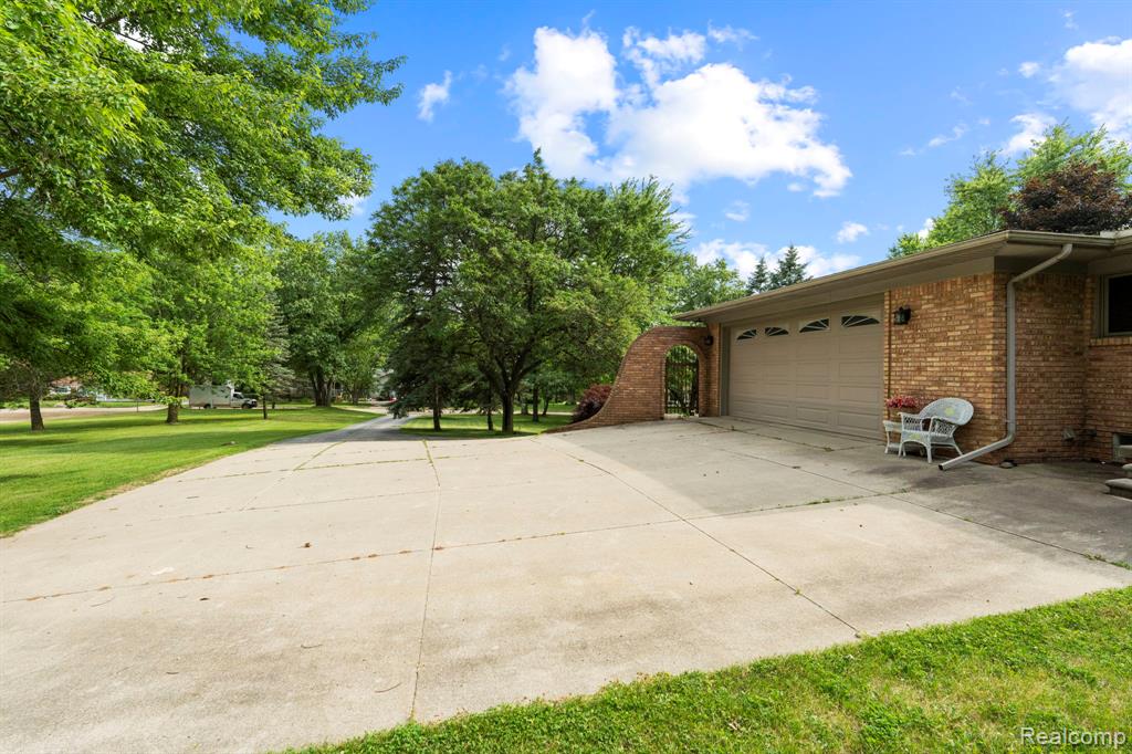 945 East Gunn Road Rochester, MI 48306 - Photo 38 of 55