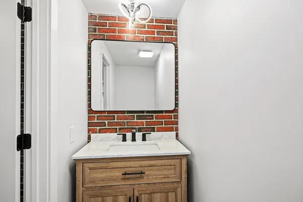 $385,000 | 10 Eaton Court, Unit 10, Amherst, MA 01002