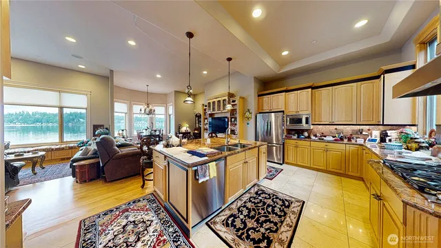 $5,900,000 | 2837 E Lake, Sammamish, WA 98074