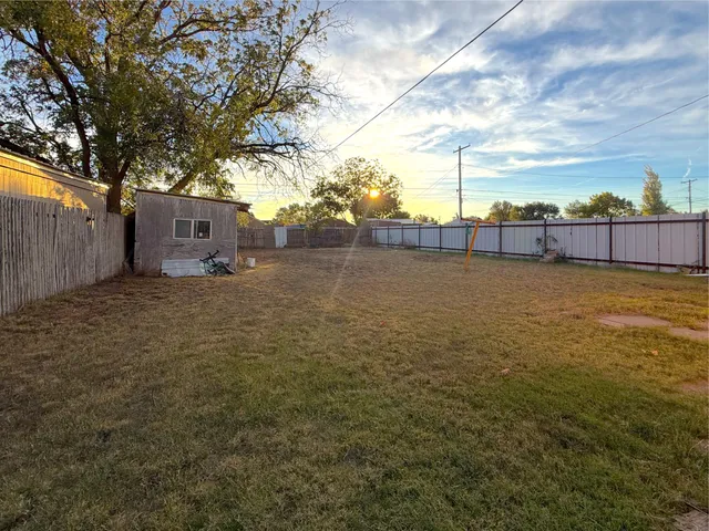 a view of a backyard