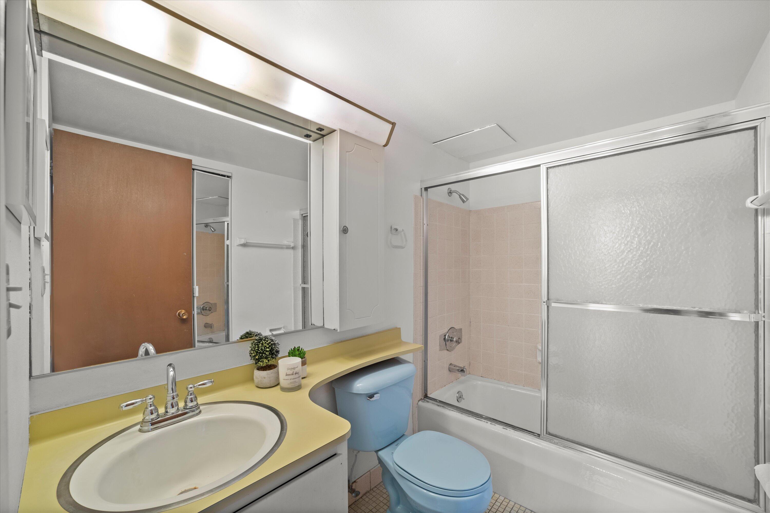 1707 North Prospect Avenue, Unit 4A Milwaukee, WI 53202 - Photo 16 of 25 2nd Bathroom