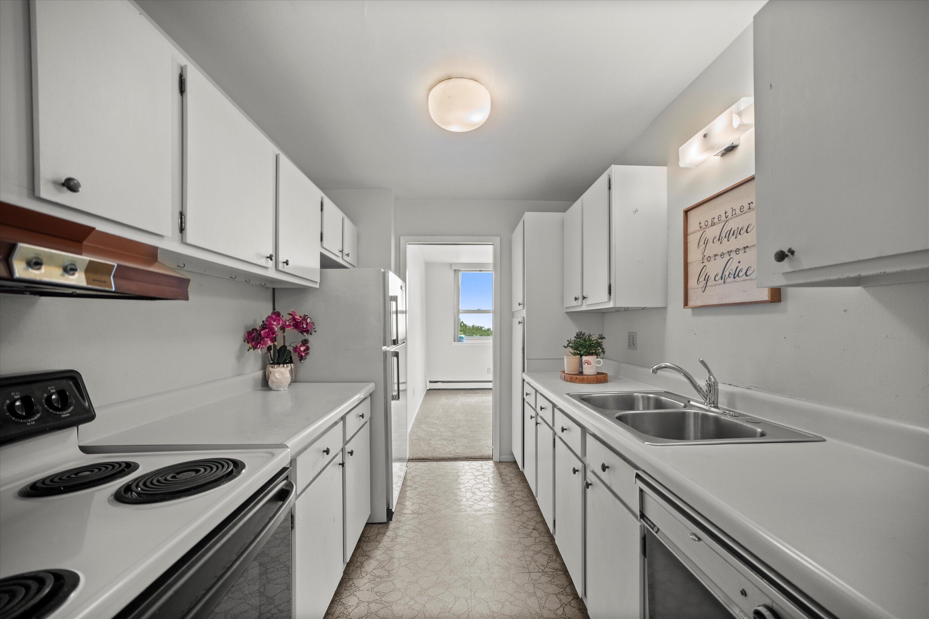 1707 North Prospect Avenue, Unit 4A Milwaukee, WI 53202 - Photo 6 of 25 Kitchen