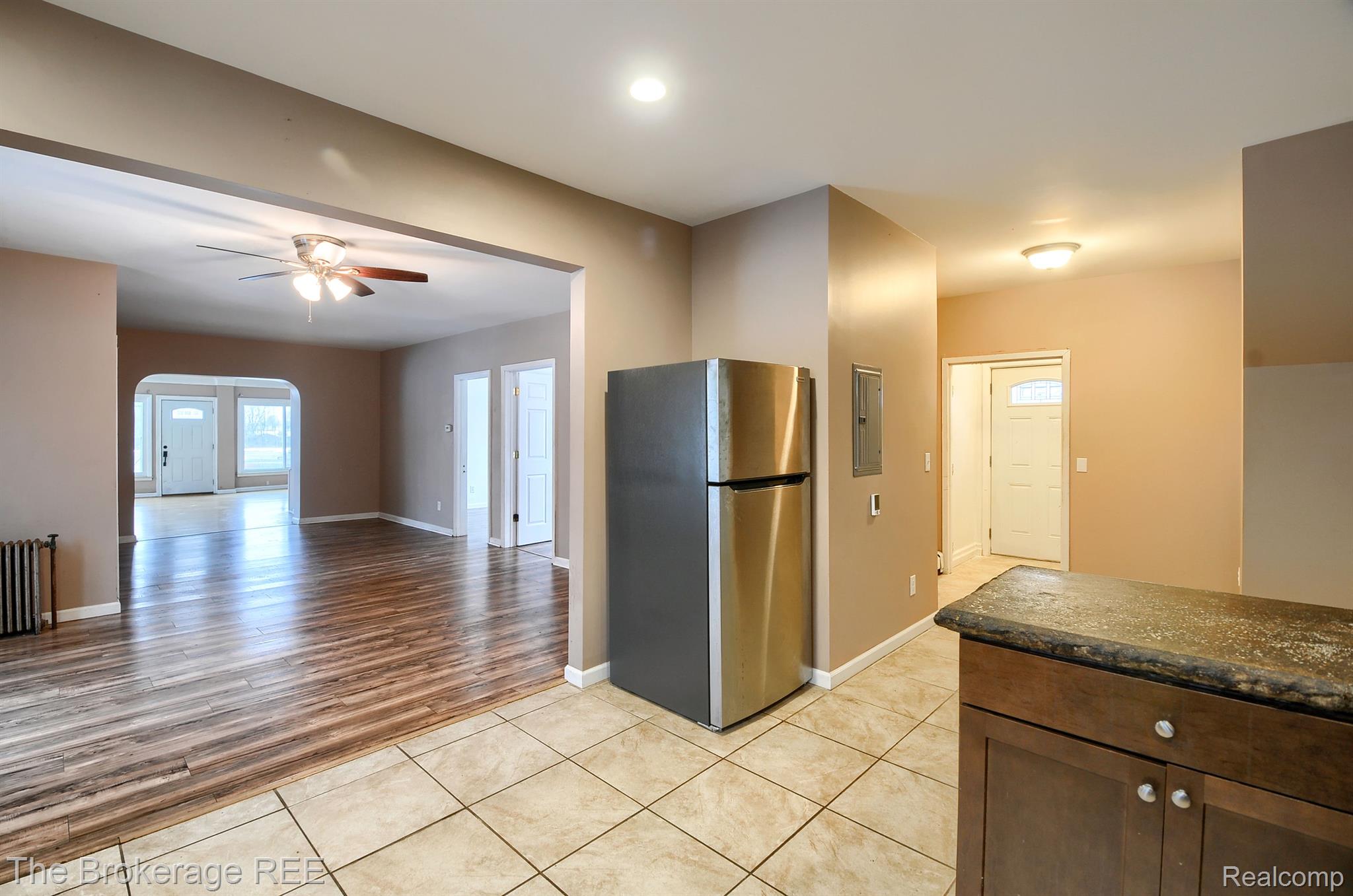 4047 South Center Road Burton, MI 48519 - Photo 8 of 48 Gallery Image 8