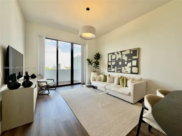 $2,992 | 2800 Southwest 27th Terrace, Unit 211, Miami, FL 33133