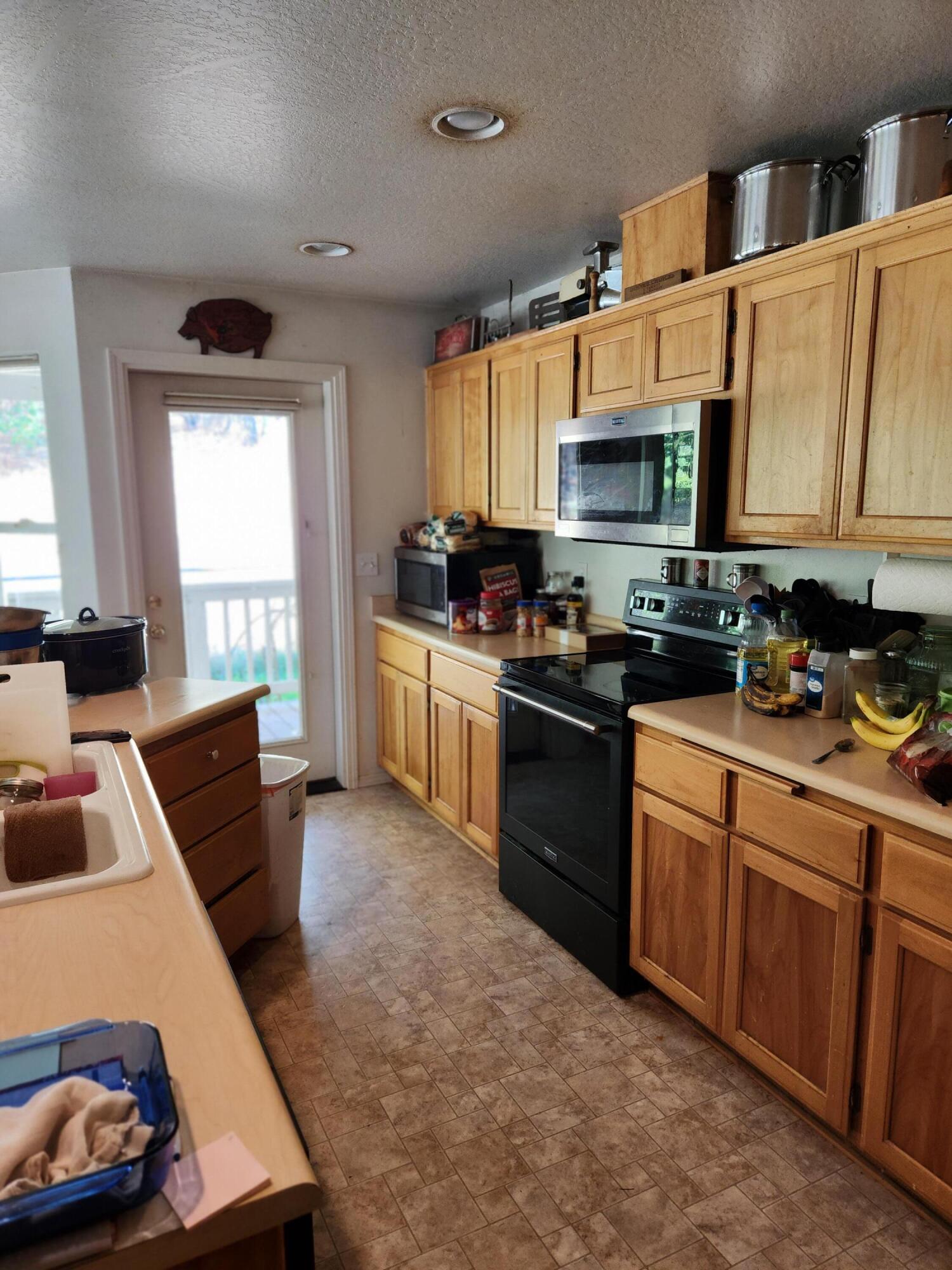 9290 Lower River Road Grants Pass, OR 97526 - Photo 5 of 21 20221007_131436