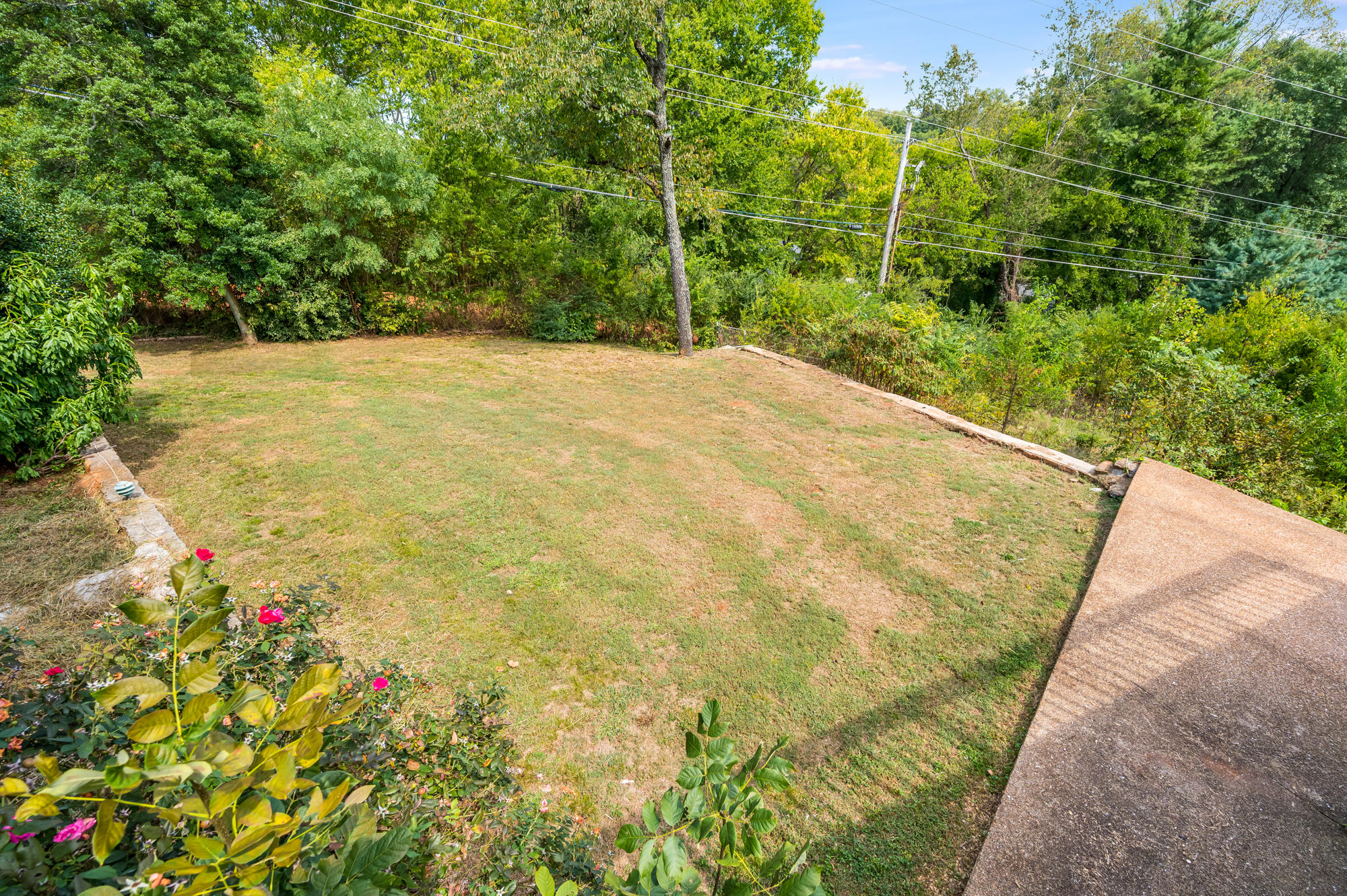 6298 Fairview Road Hixson, TN 37343 - Photo 14 of 37 Side yard