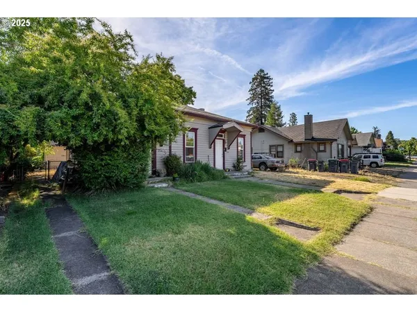 a house view with swimming pool and yard