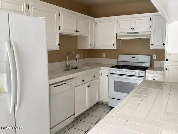 $2,695 | 39225 10th Street West, Unit A, Palmdale, CA 93551