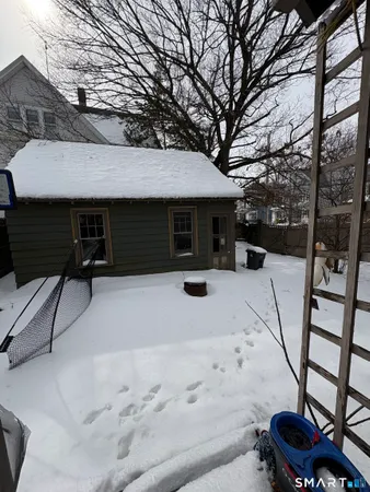 a view of a backyard