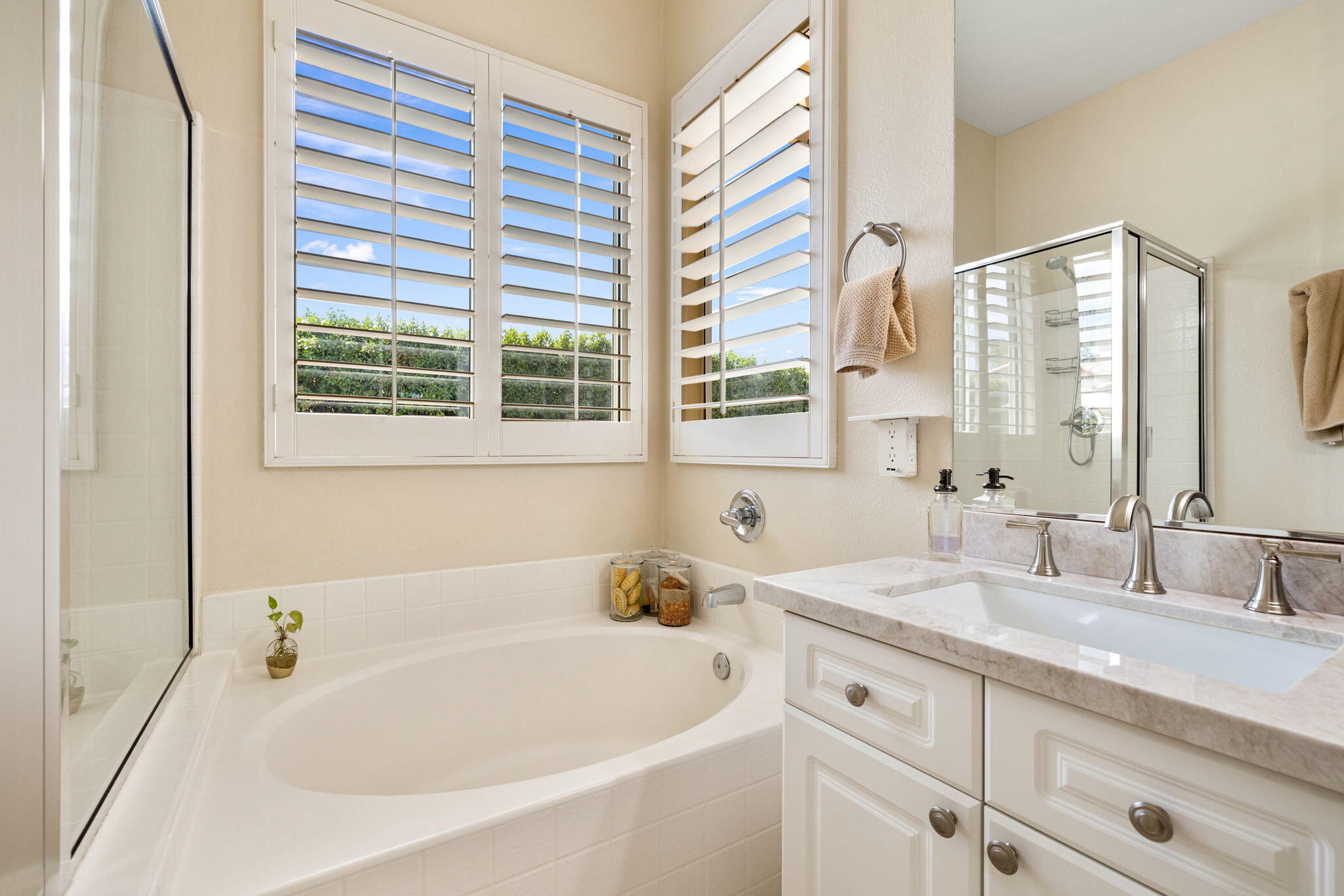 215 Strada Nova Palm Desert, CA 92260 - Photo 24 of 44 a bathroom with a tub sink and mirror