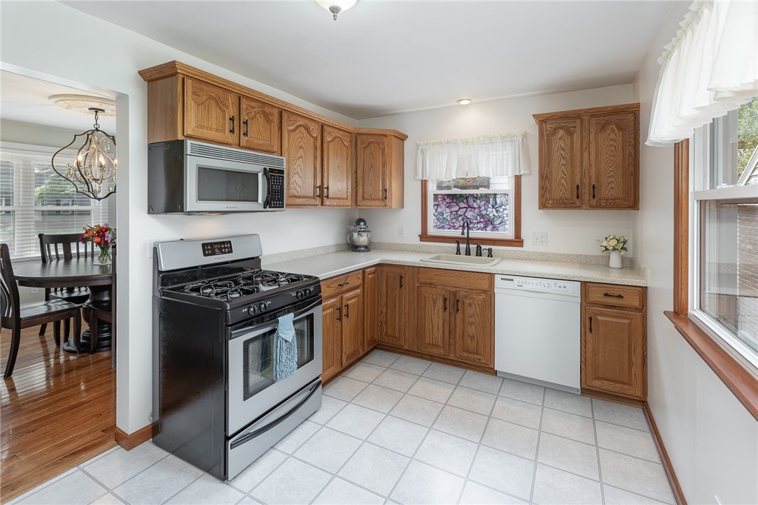 392 Wimbledon Road Irondequoit, NY 14617 - Photo 12 of 38