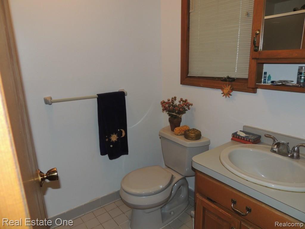 976 Ravine Terrace Drive Rochester, MI 48307 - Photo 19 of 22 029.jpg