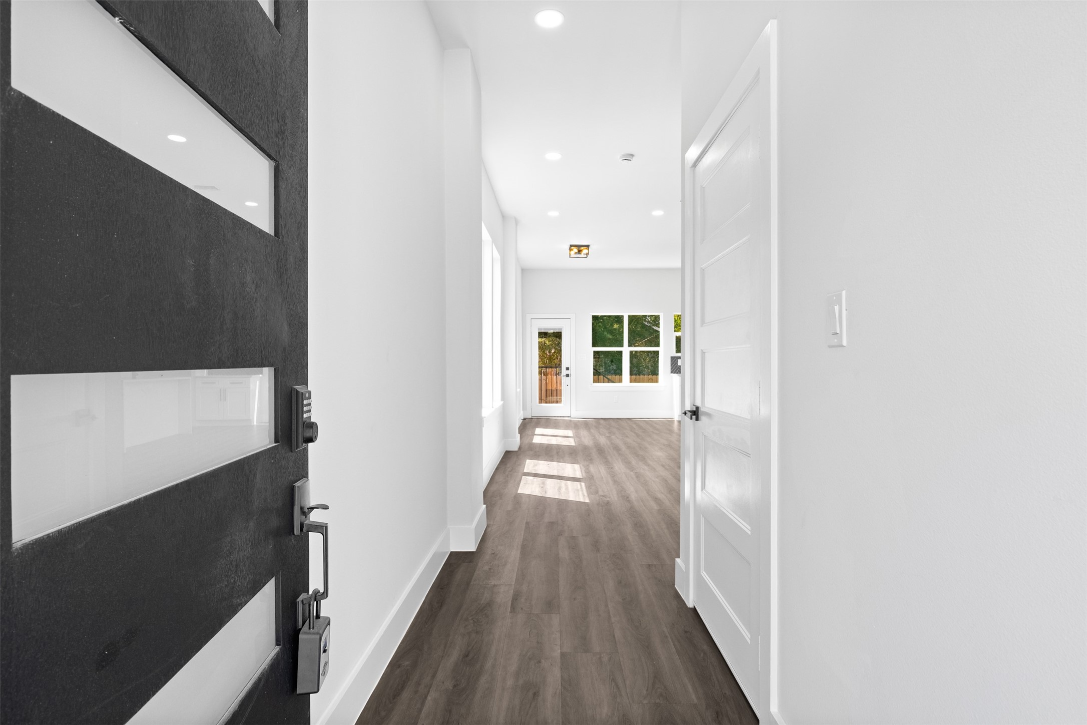 2303 Staples Street Houston, TX 77026 - Photo 5 of 33 Entrance