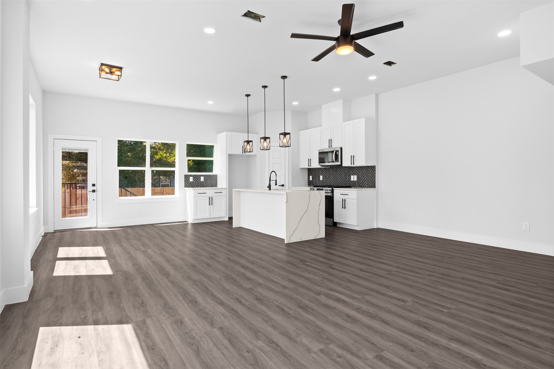 2303 Staples Street Houston, TX 77026 - Photo 7 of 33 First floor