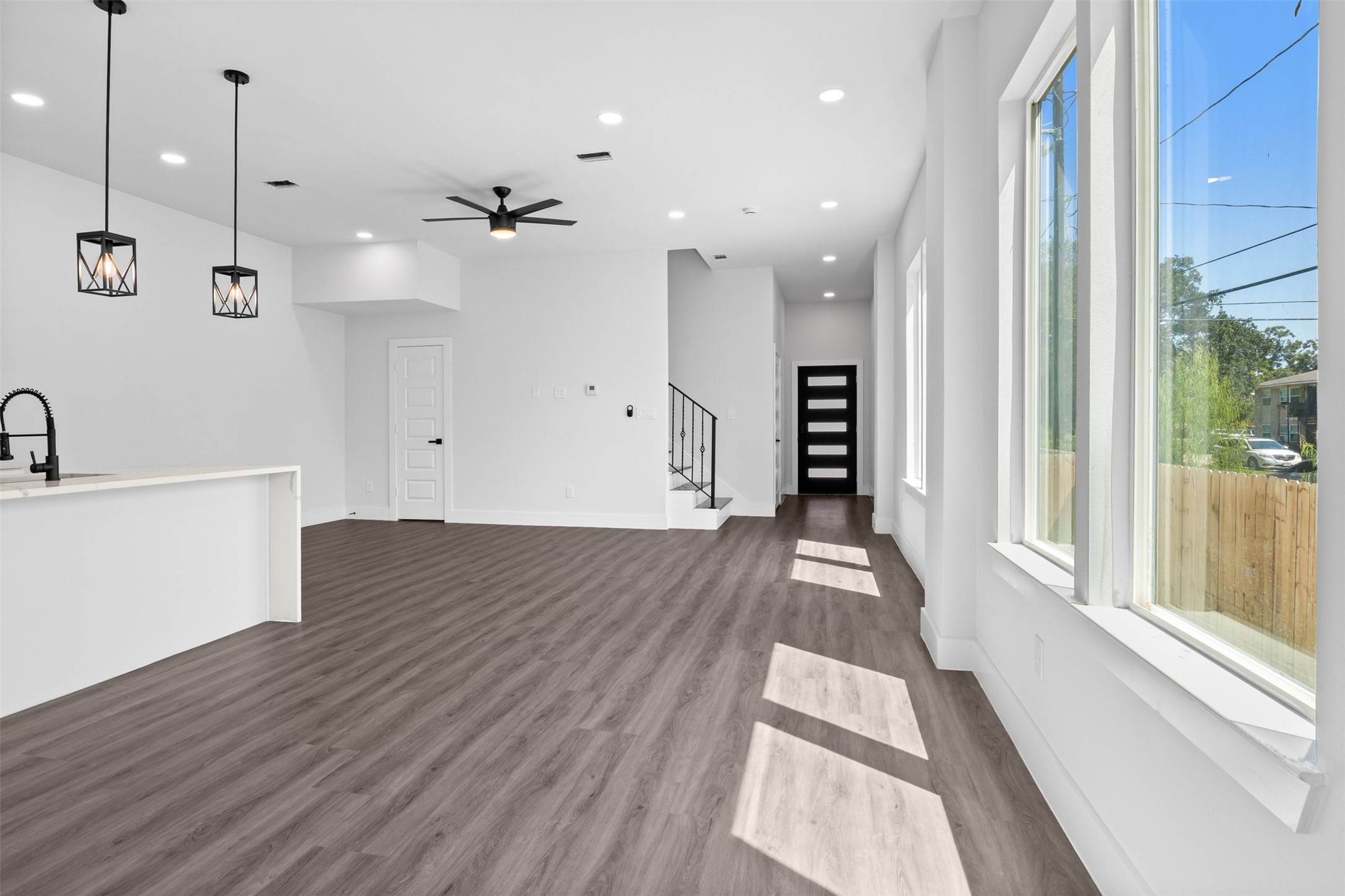 2303 Staples Street Houston, TX 77026 - Photo 8 of 33 Living room